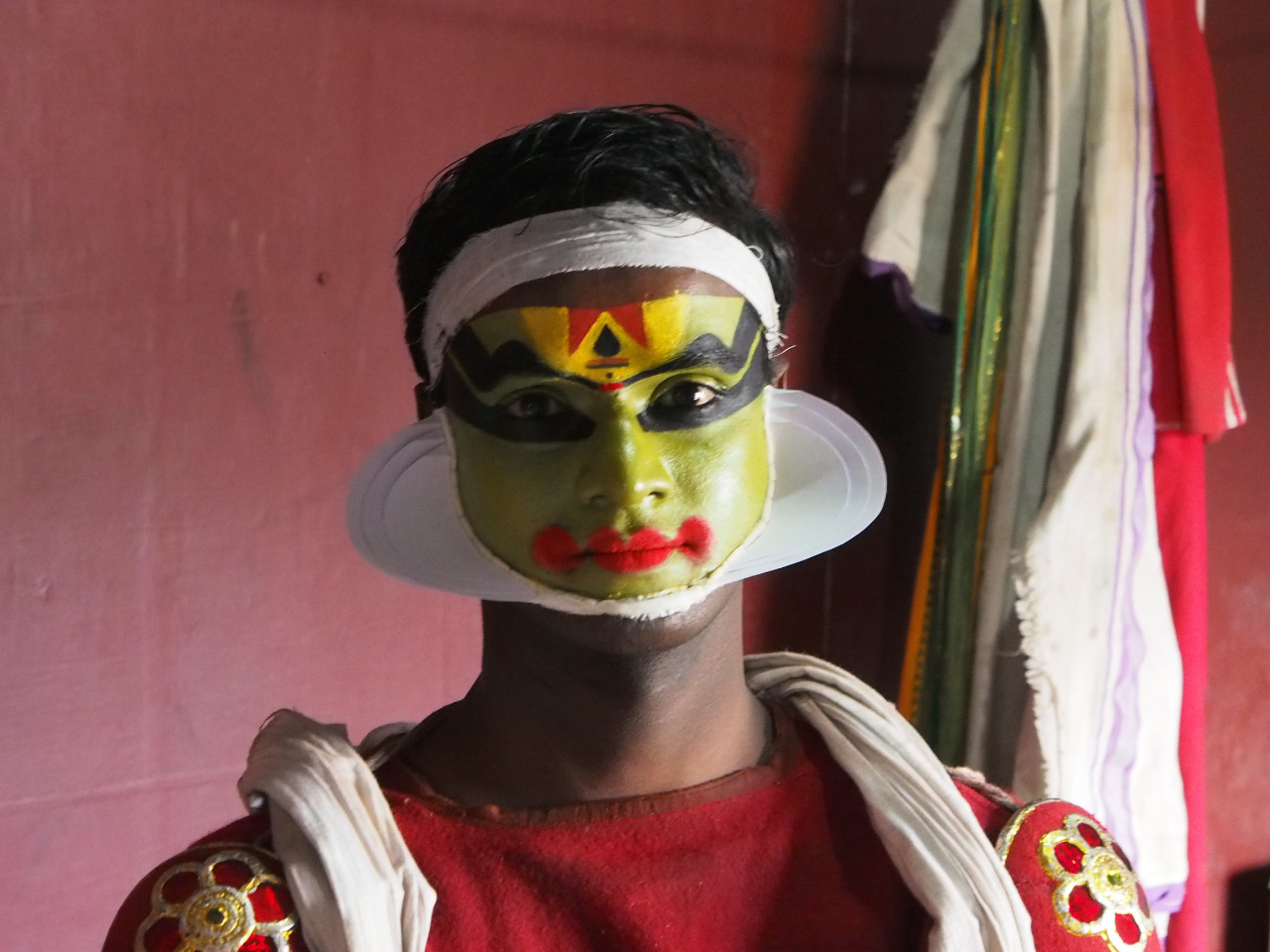 Maquillage d'un danseur de Kathakali à Munar Maquillage d'un danseur de Kathakali à Munar